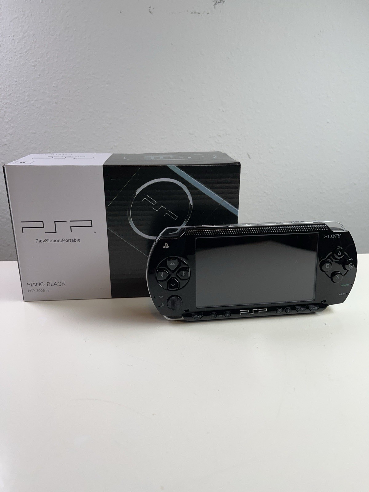 Sony PSP- 1000 Piano Black Handheld Console Wi-Fi USB w/ Box