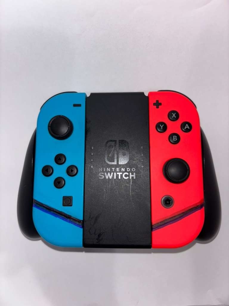 Nintendo Switch V1 + 3 controllers + case + 128GB microSDXC card + FREE GAME