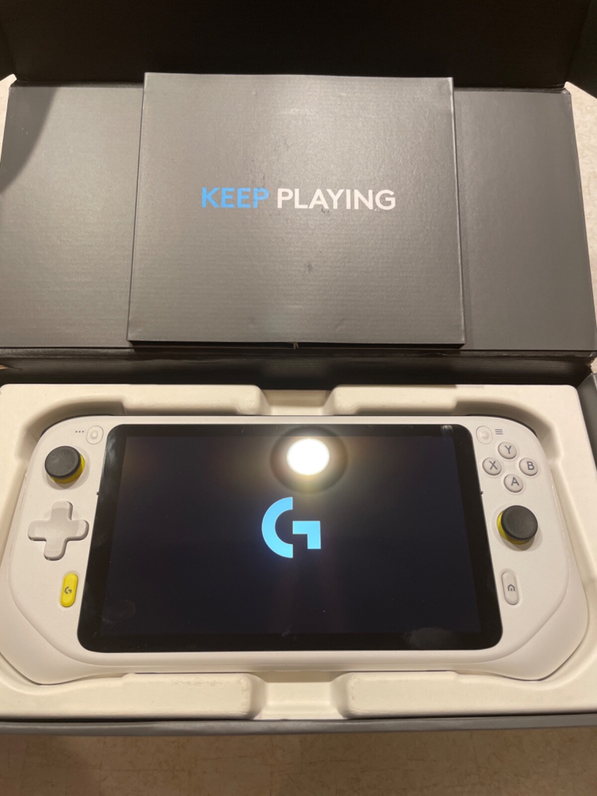 Logitech G CLOUD Handheld Portable Gaming Console 1080P 7-Inch Touchscreen