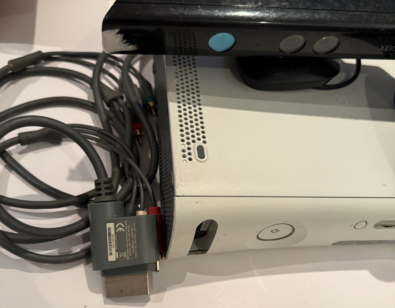 Microsoft Xbox 360 Console Bundle Kinect Sensor 1414 Wired Controller