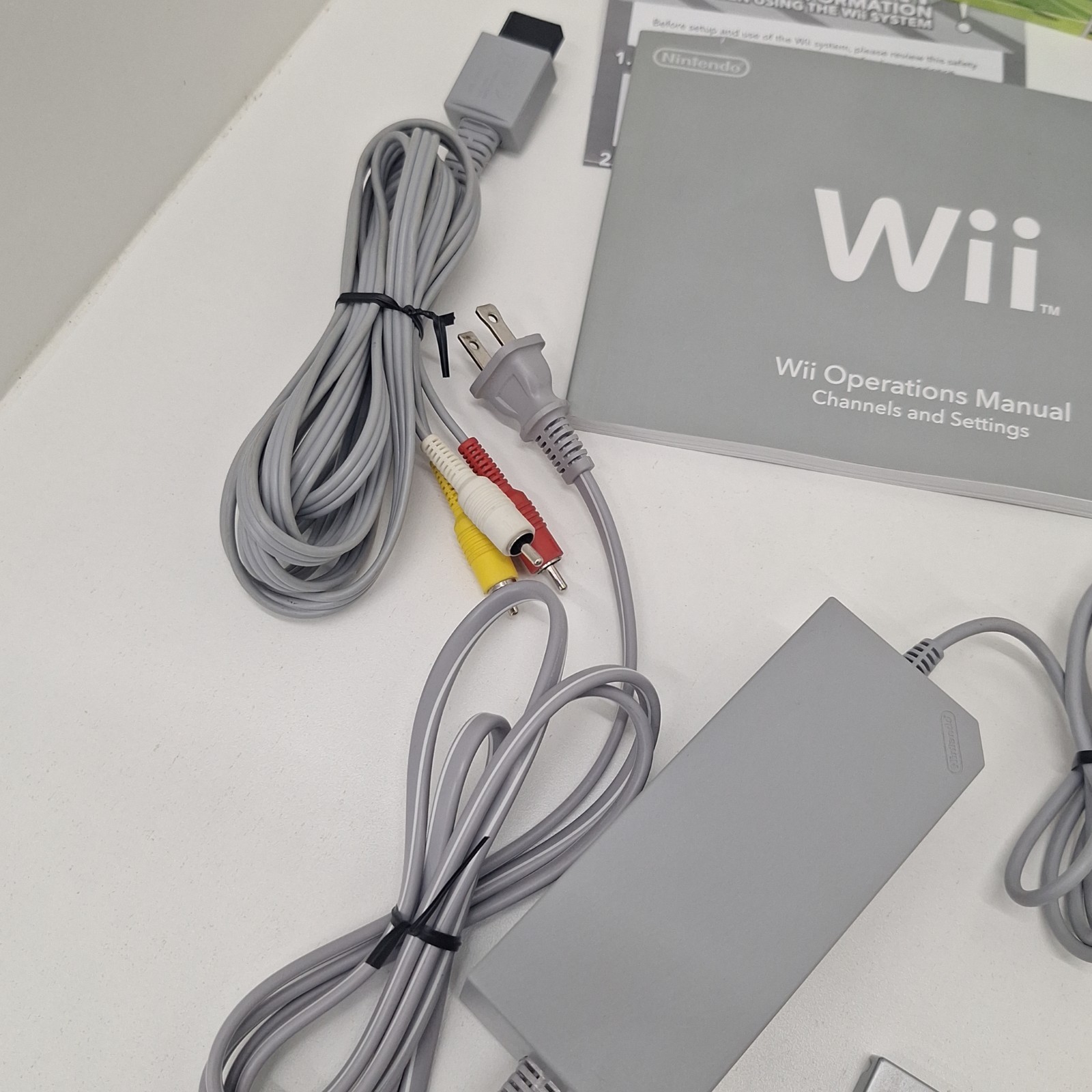 Nintendo Wii Console Complete In Box with Wii Sports Bundle – White [Tested]