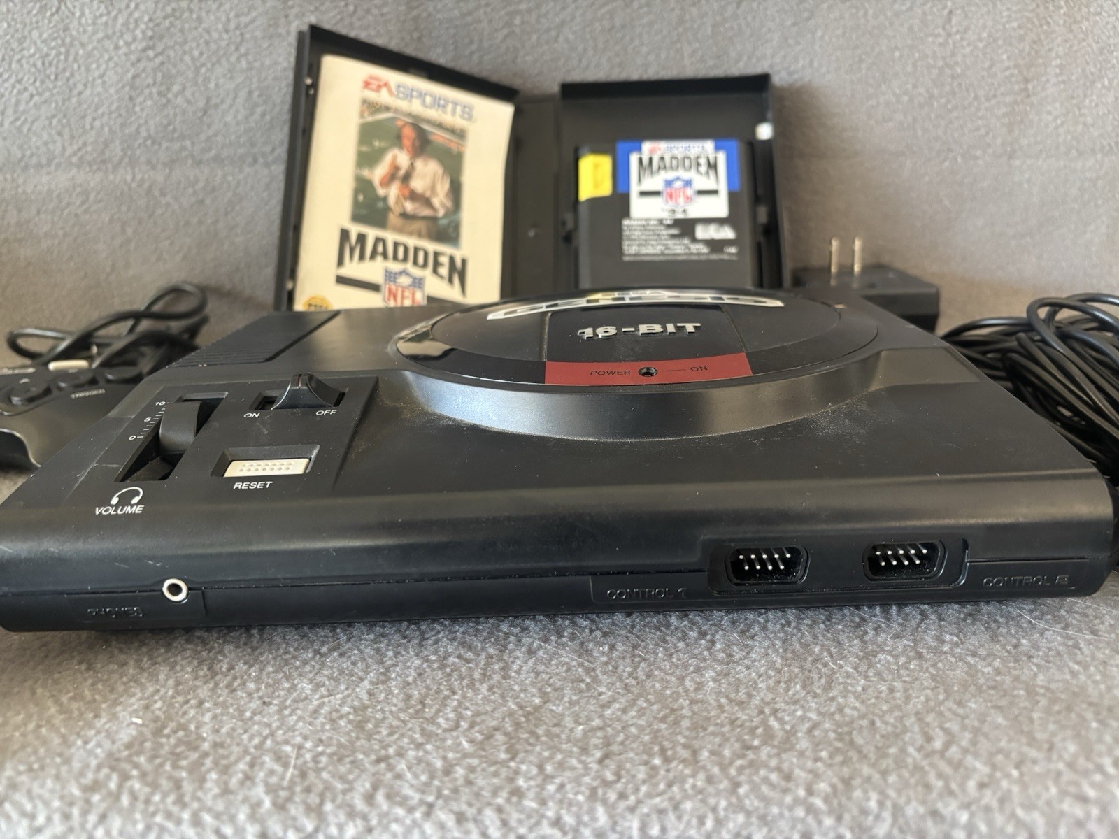 Sega Genesis 16bit Console(1601) with 2 Controllers,av cable,power Chord,game