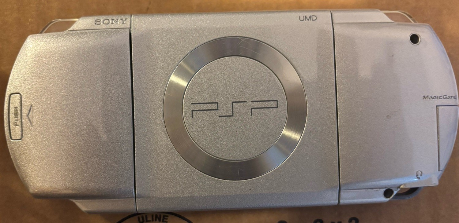 Sony PSP 1000 Silver Handheld System with Charger & Memory Card CFW