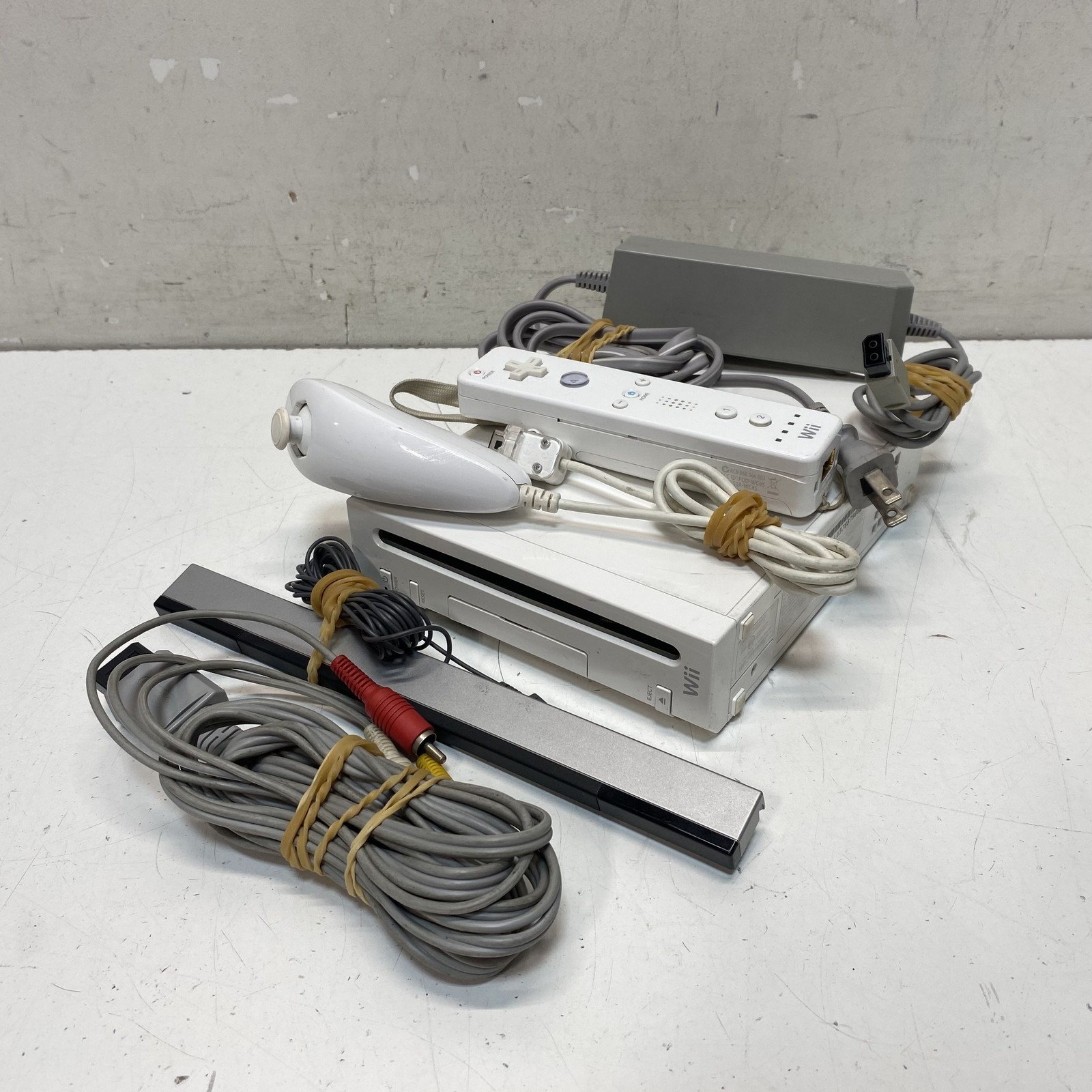 Nintendo Wii Console White RVL-001 Controller Nunchuk AV Cables Sensor Bar