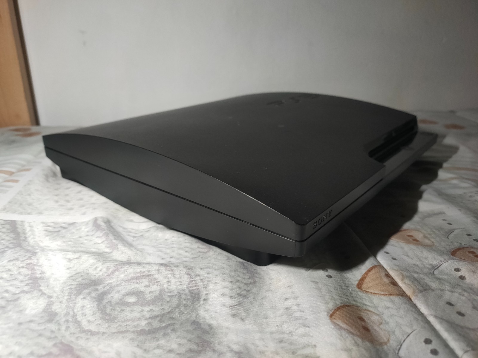 Sony Playstation 3 Slim PS3 Console with 6 Games, Trust GXT Controller and Cables.
