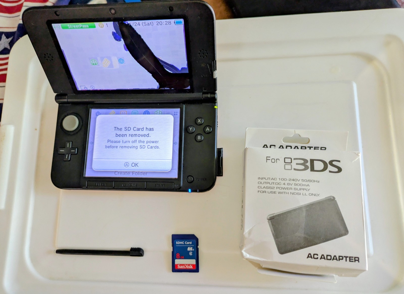 Defective – Nintendo 3DS XL Handheld System – Red/Black Cracked Screen Charger