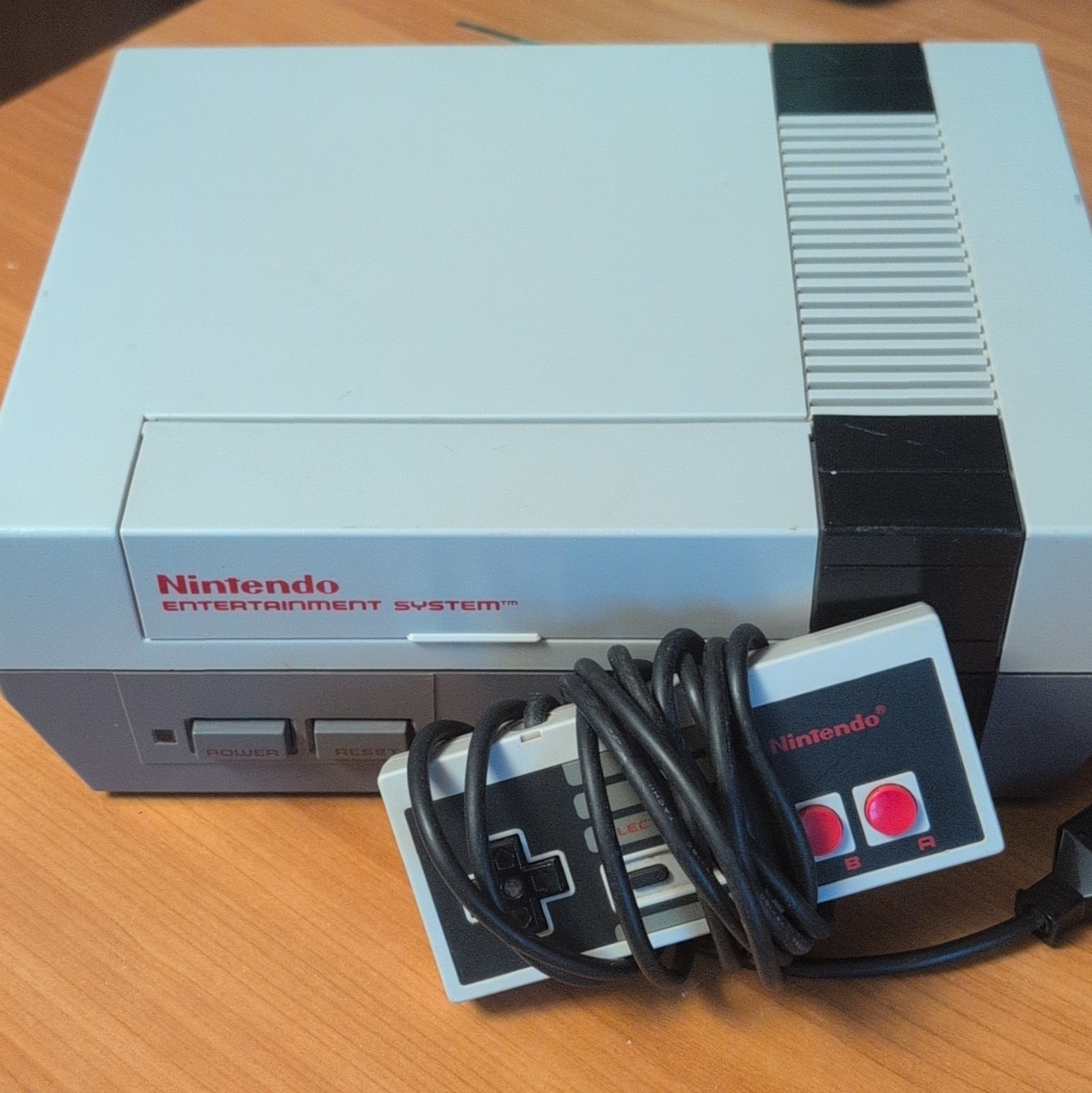 Nintendo NES-001 Home Console Gray w/ Wired Nintendo Controller Proprietary