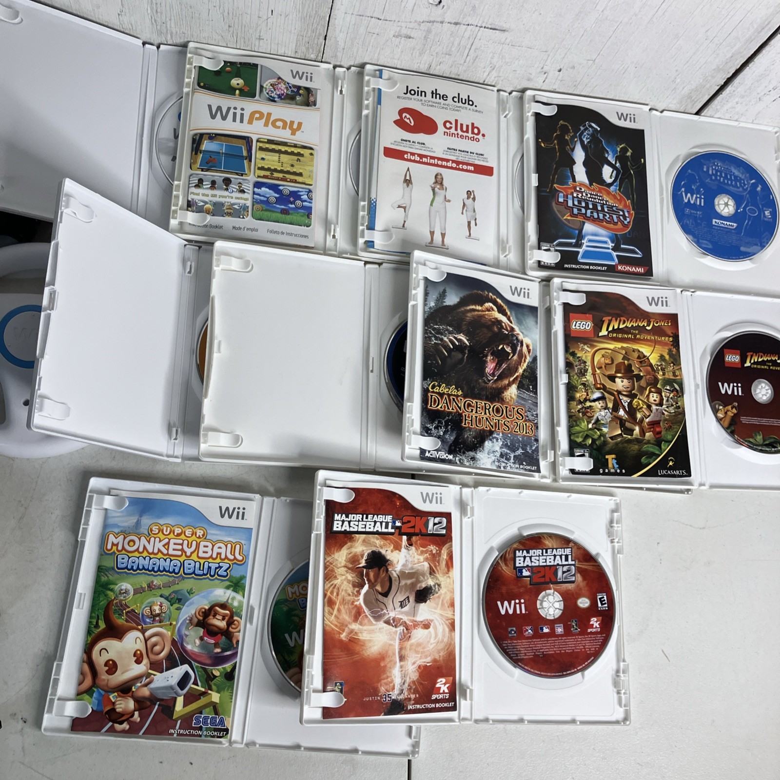 Nintendo Wii Bundle, Controller 10 Games Mario Kart Play Fit Lego Indiana Jones