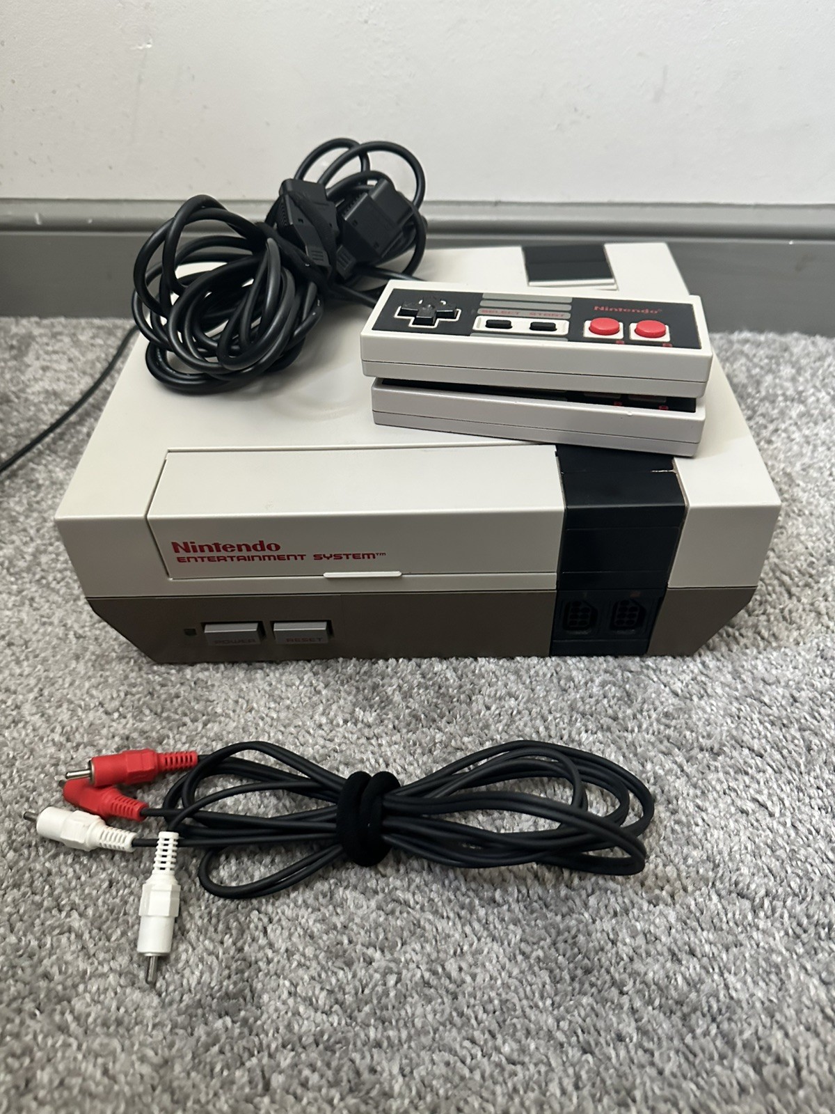 Nintendo Entertainment System NES Gray Black Console with Controller, Cables