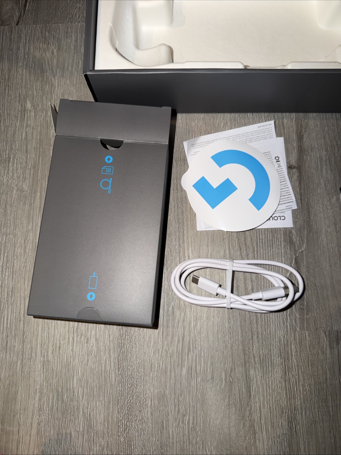 Logitech G CLOUD Handheld Portable Gaming Console 1080P 7″ Touchscreen White