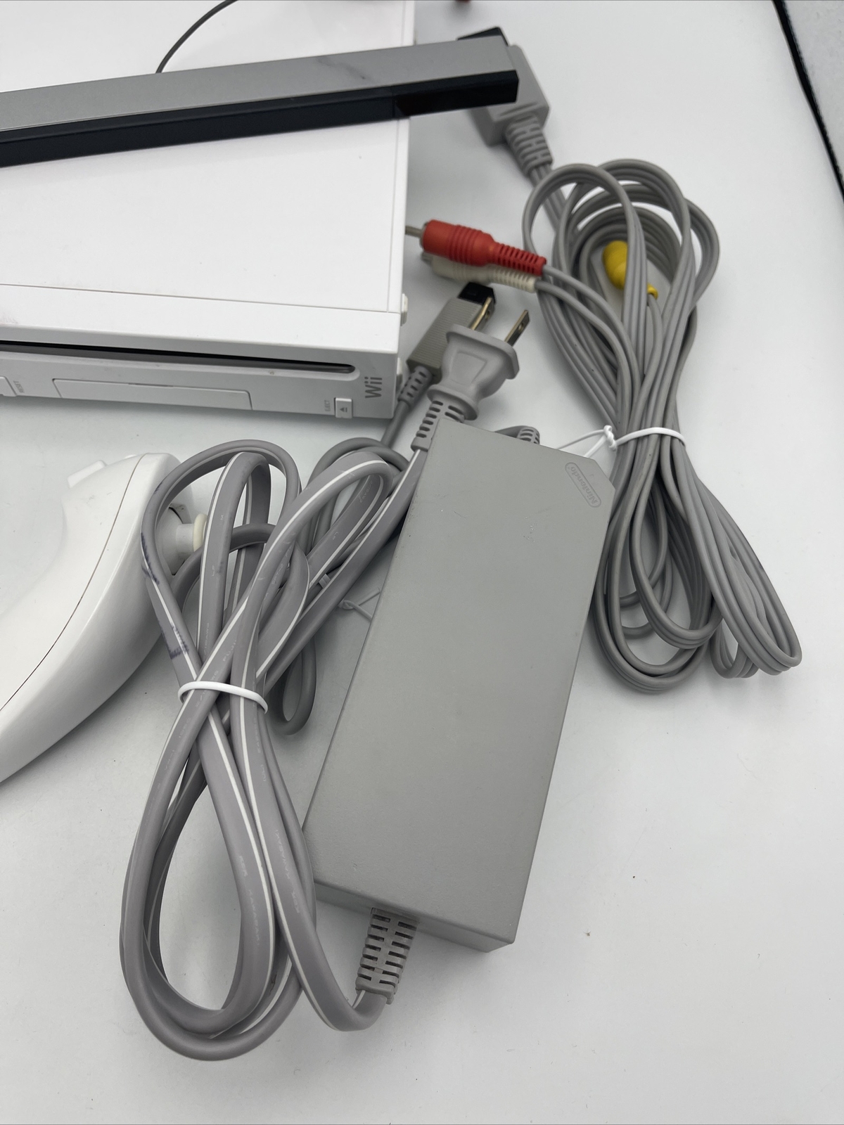 Nintendo Wii Console & Wires w/ New Super Mario Game Disc *Gamecube Compatible*