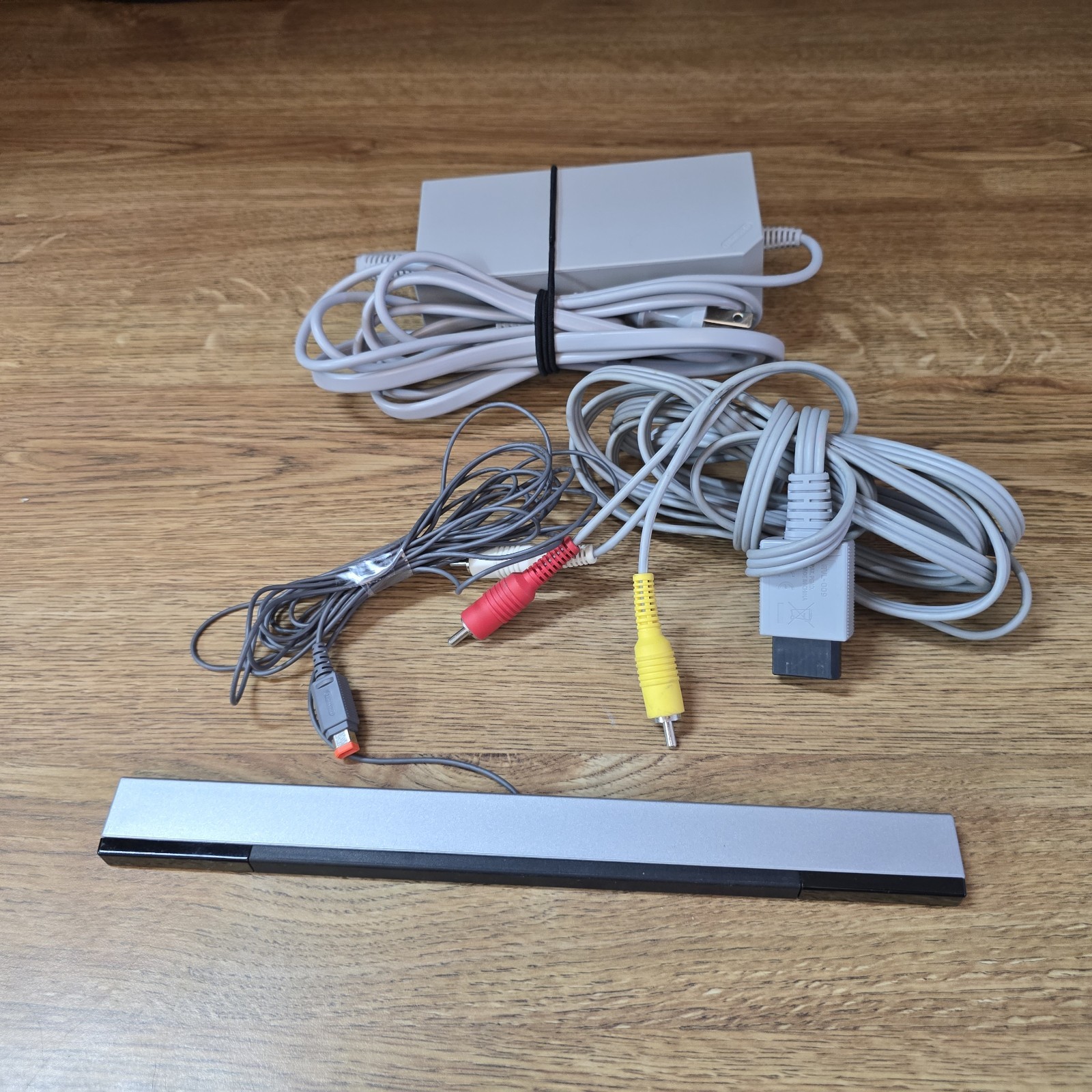 NINTENDO WII CONSOLE SYSTEM BUNDLE BOARD Sports ,Game Party 3, Fit & Plus