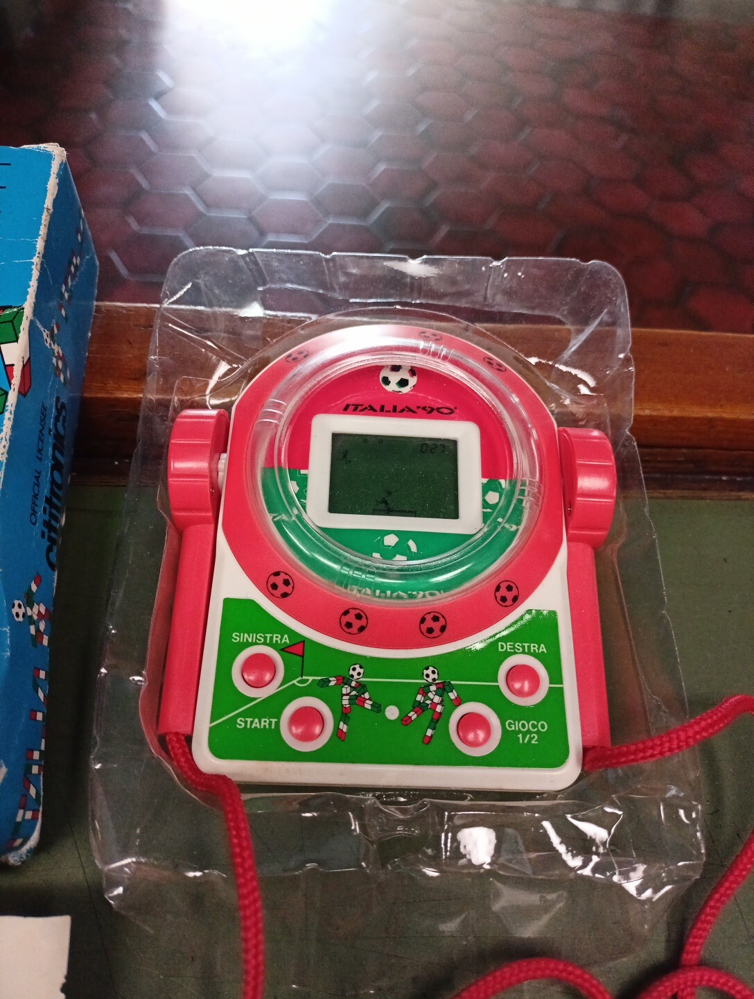 Videogioco Portatile a Cristalli Liquidi ” ITALIA 90 ” Calcio + Box e Istruzioni