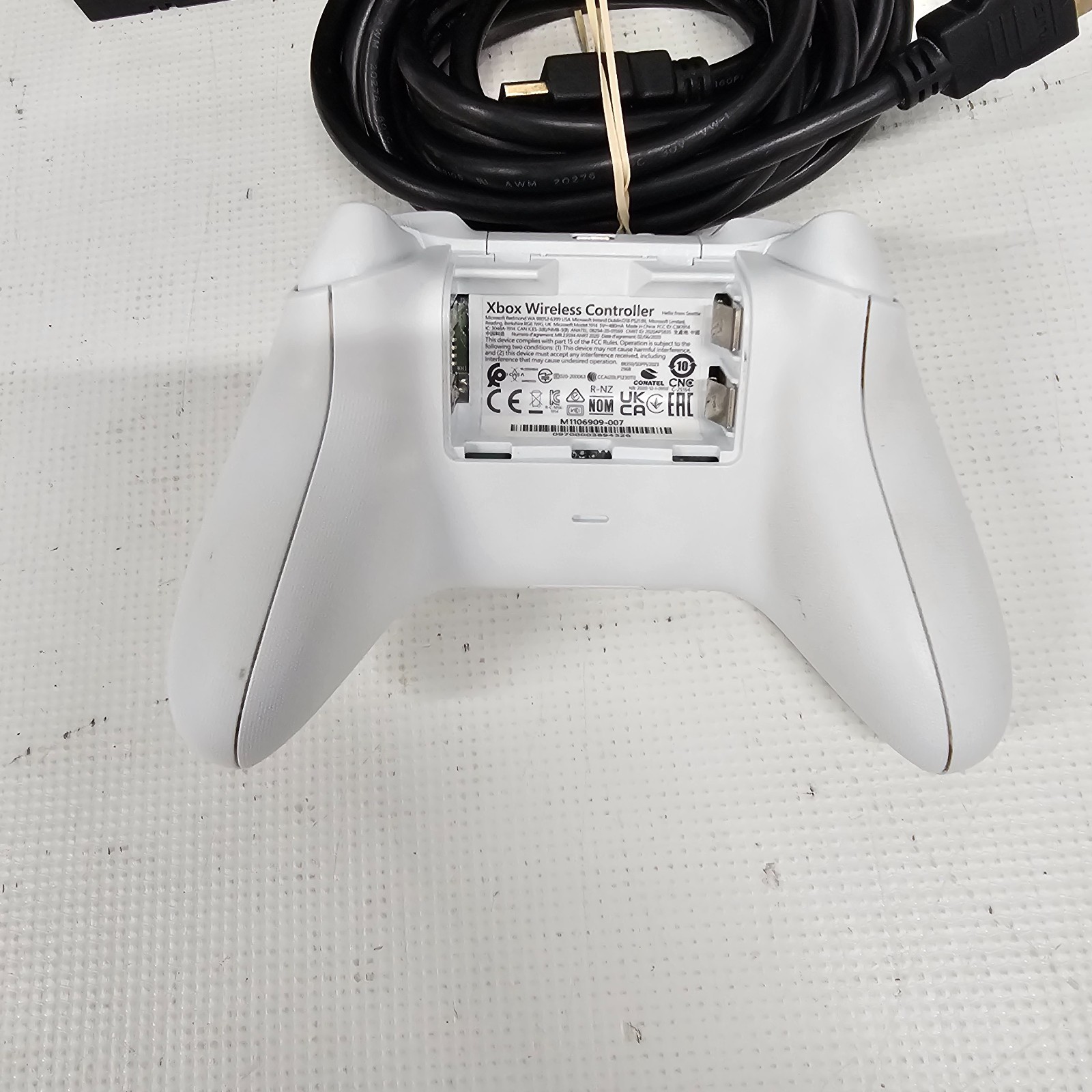 Microsoft Xbox One 1540 Black 500GB Home Console White Controller (no back cvr)