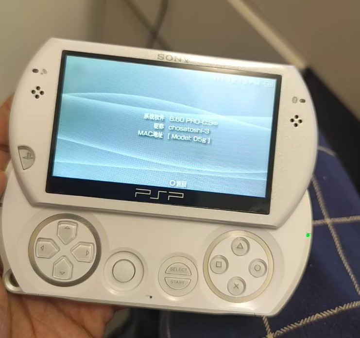 Sony PSP GO PlayStation PortableGo Piano Black or Pearl White Console – White