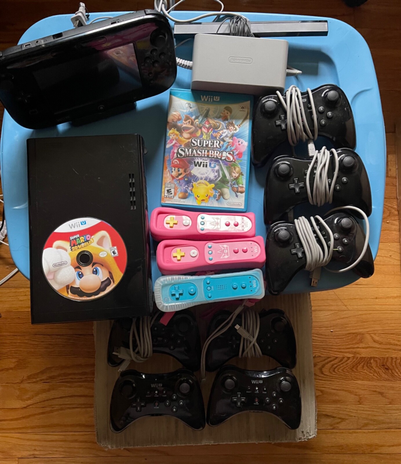 Nintendo Wii U 32GB Console Bundle with 3 games and 7 pro controllers