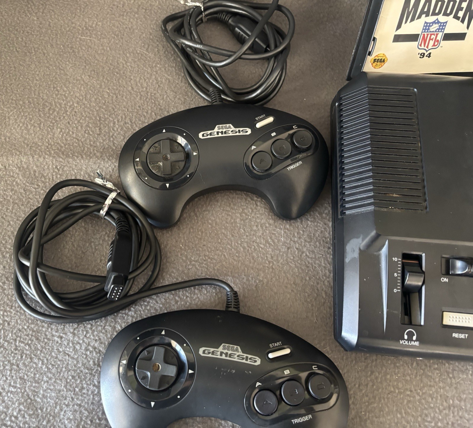Sega Genesis 16bit Console(1601) with 2 Controllers,av cable,power Chord,game