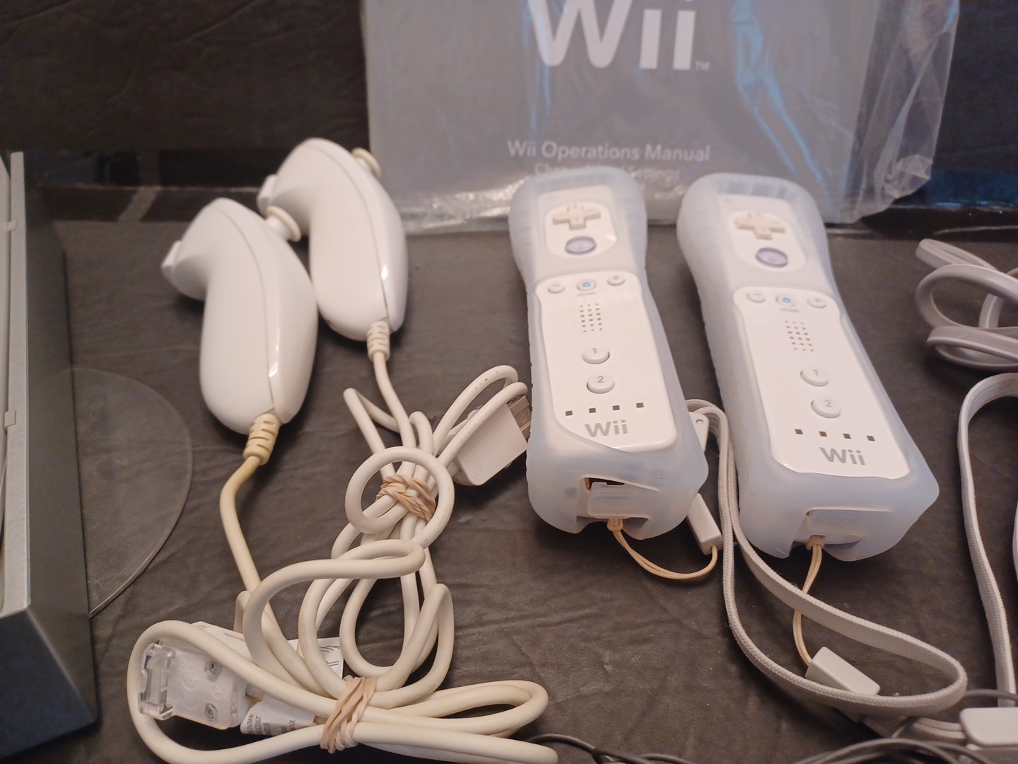 Wii Console RVL 001 W/2 Controllers/2-Nunchucks/BAR/Books TESTED & WORKING