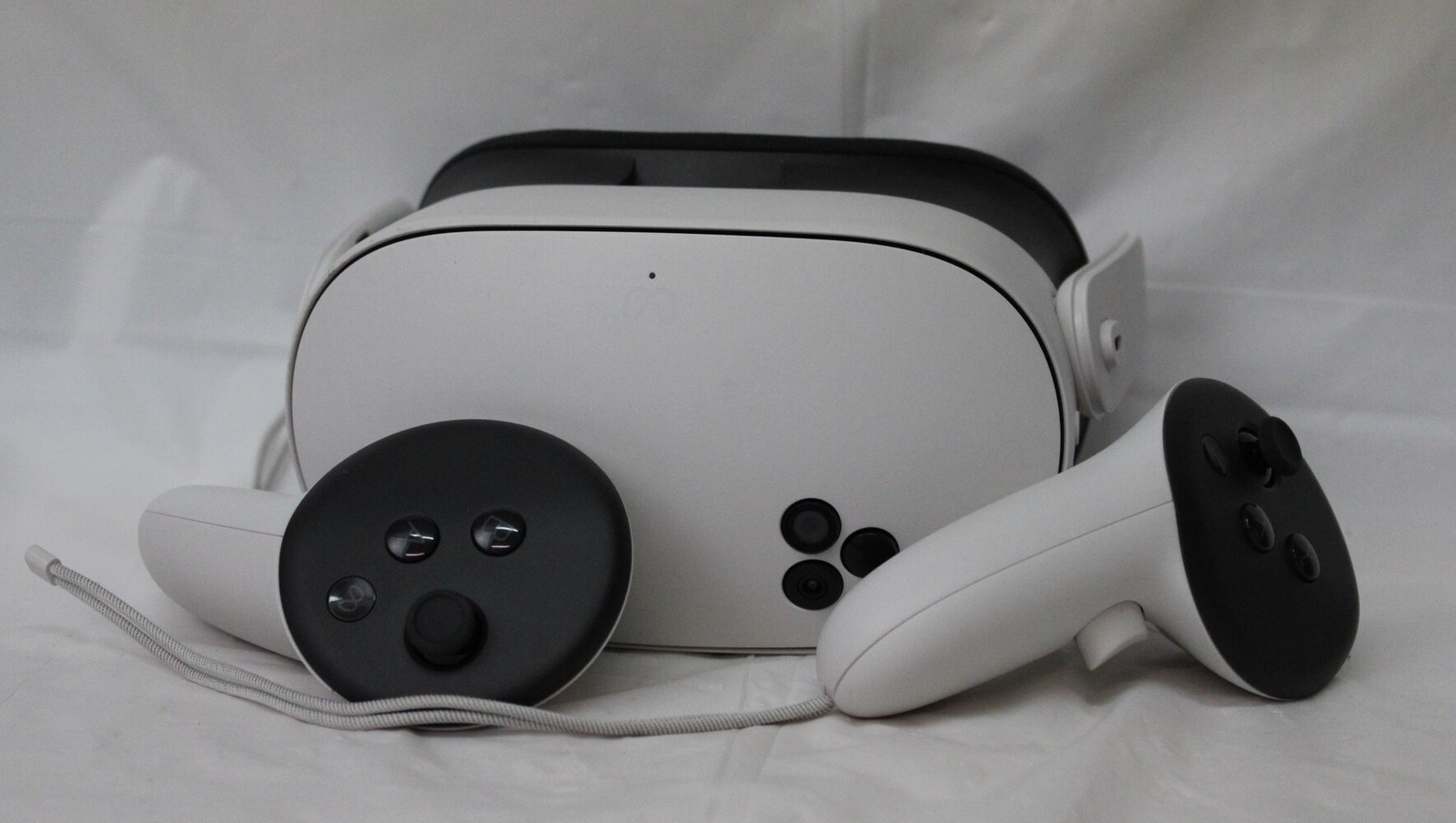 Meta quest 3 p97 With controllers no head strap in good condition
