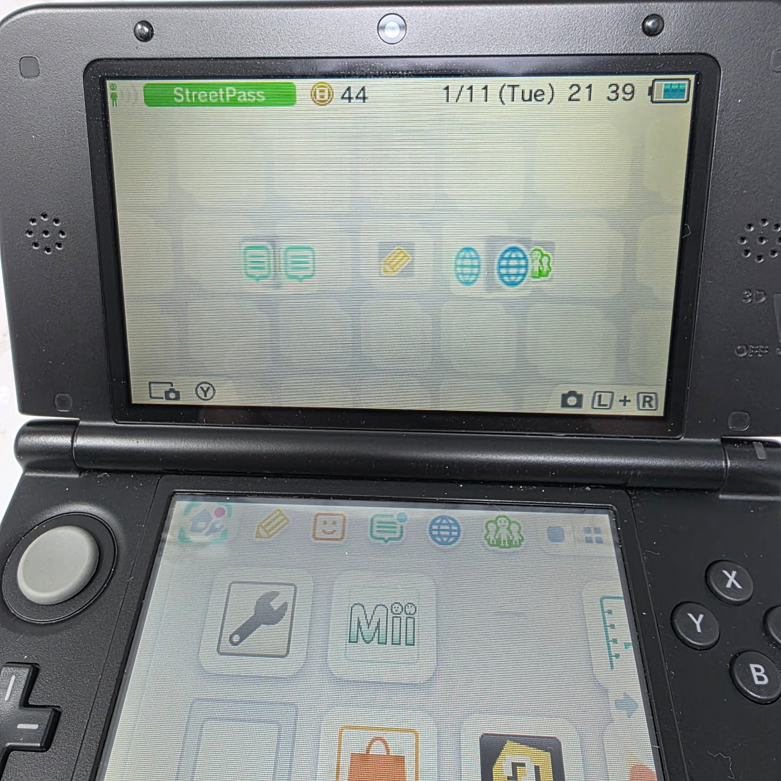 Nintendo 3DS XL Handheld Console Red/Black SPR-001 Stylus Charger 32GB SD Card