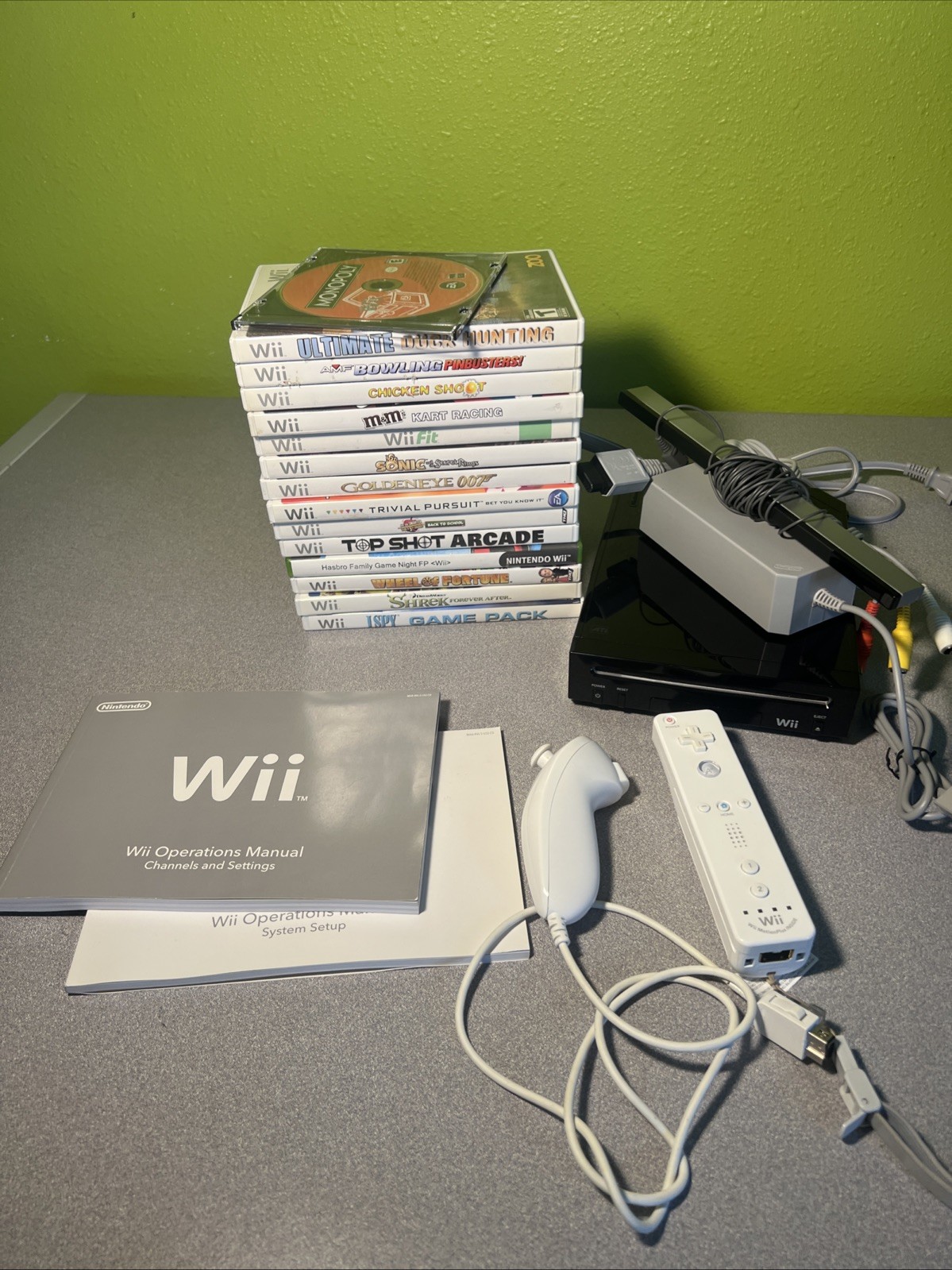 Nintendo Wii RVL-101 Black Console Bundle Remote 15 Games + RCA Motion Plus