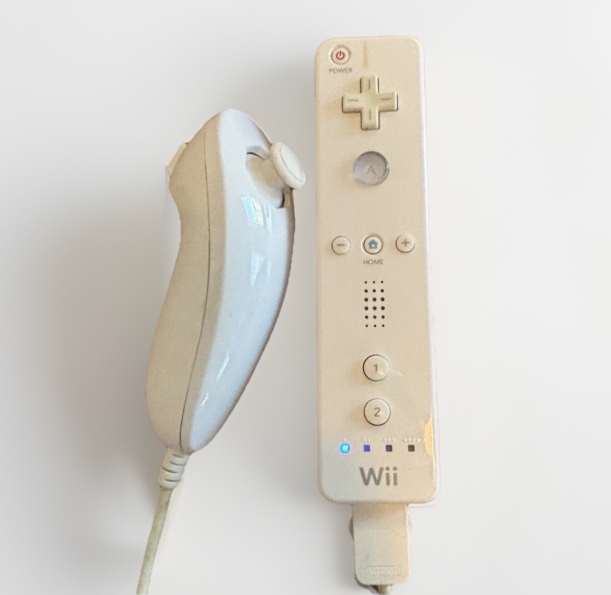 Nintendo Wii Console White System Bundle 1 Remote Nunchuck WiiSports WiiPlay