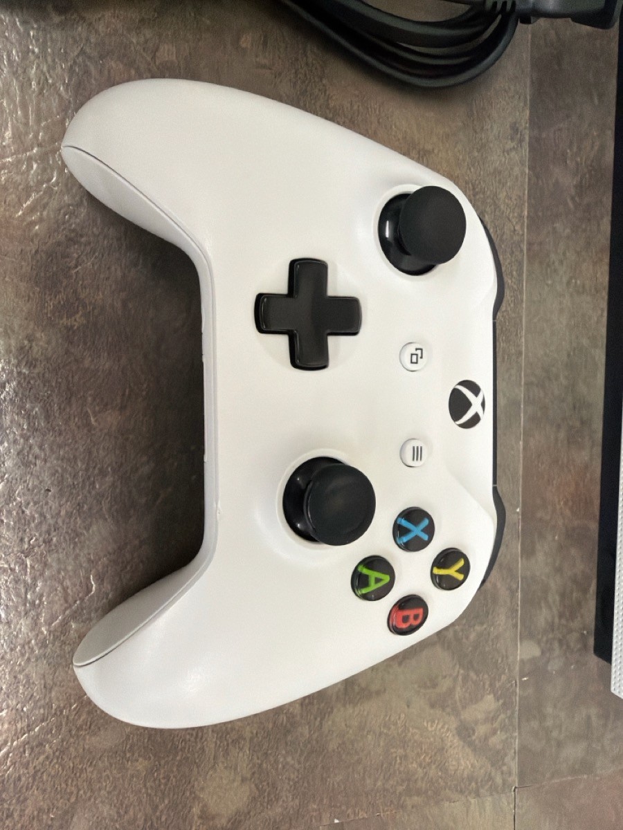 XBOX ONE S 500GB CONSOLE 1681 W/ 1 CONTROLLER & CABLES – TESTED (WBP018230)