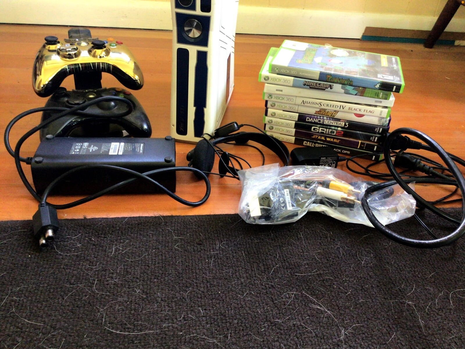 Xbox 360 s r2d2 limited edition 320gb bundle (Used)