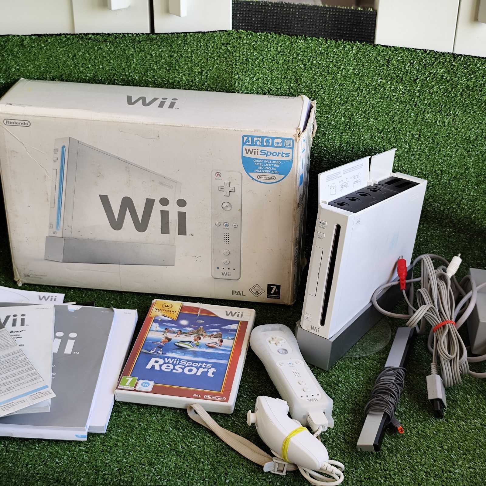 CIB Nintendo Wii Sports Pack – Wiimote and Nunchak – Wii Sports Resort