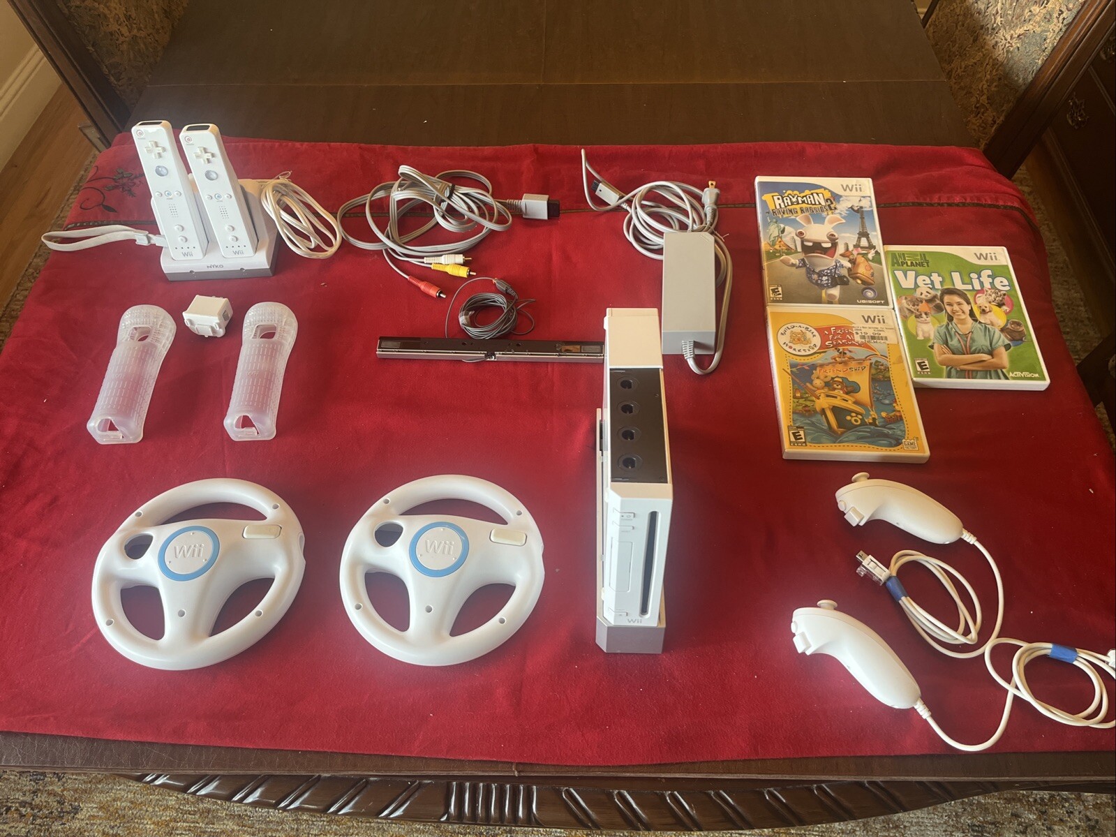 Nintendo Wii Console Bundle TESTED.. Everything you see here included.SEE PHOTOS