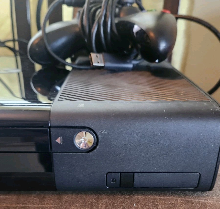 Microsoft XBox 360 E System BLACK Video Game Console (Tested & working)