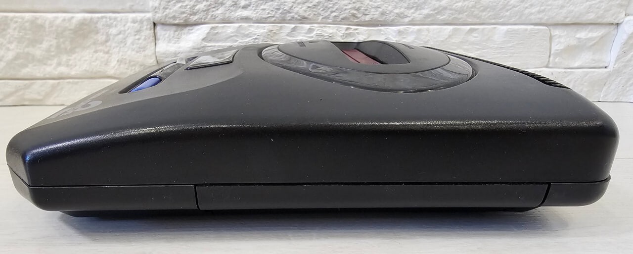 Mega Drive 2 Vintage Retro 1990s Game Console 16 bit analog Sega read descript