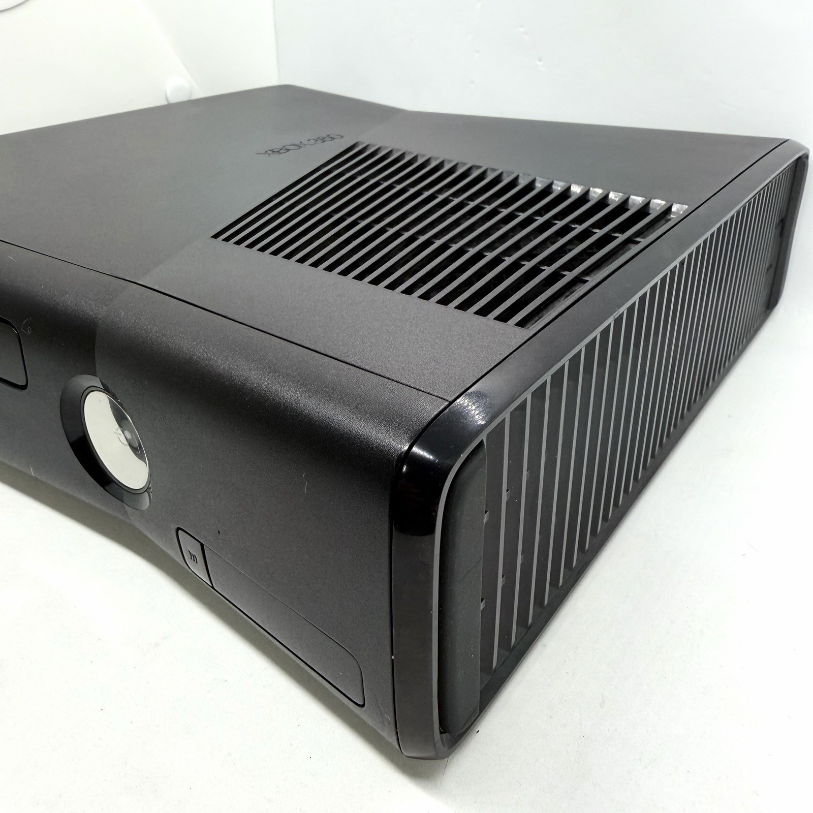 Xbox 360 Slim 320GB Console Bundle – Controller, Games, & Accessories 1439