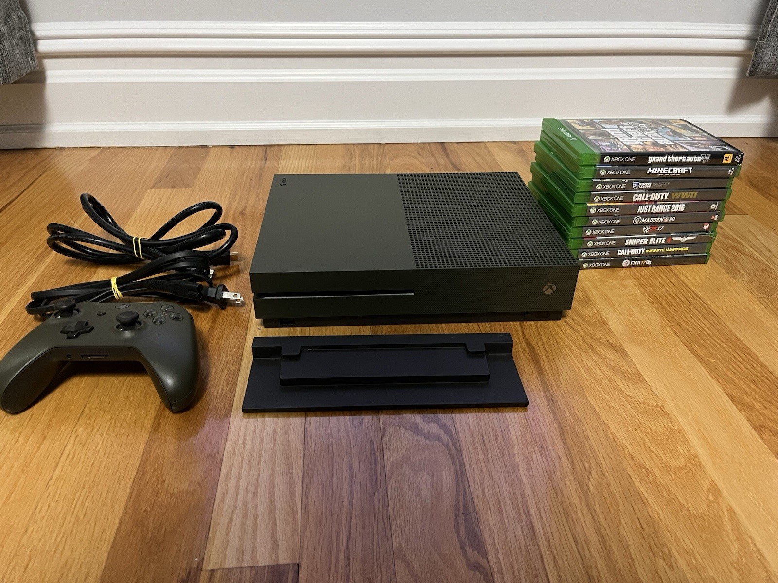 Xbox One S 1TB Bundle w/ Controller GTA V Minecraft COD WWII 10 Games