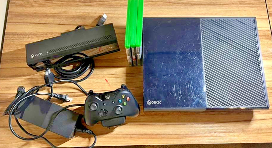 Microsoft Xbox One Original Titanfall Kinect Bundle 365GB
