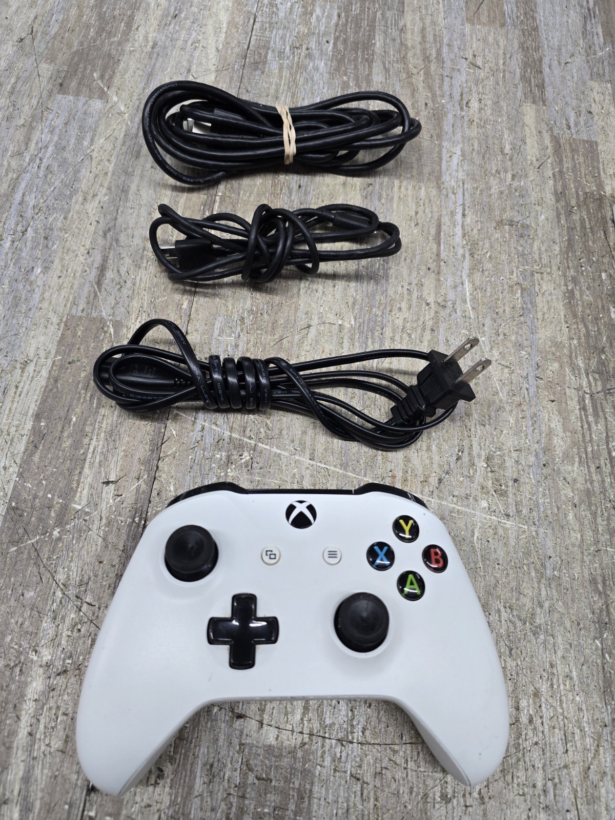 Microsoft Xbox one Gaming Console 1681 White 500gb w/ controller and cable