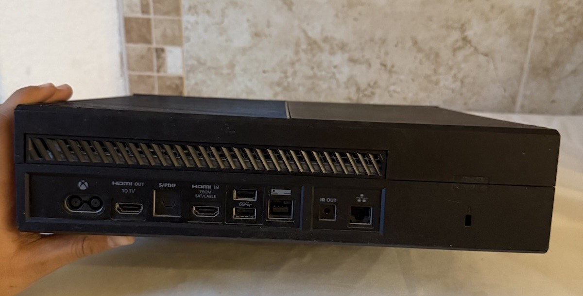 *READ DESCRIPTION* Microsoft Xbox One 1540 500GB Console -WORKS BUT BROKEN SHELL
