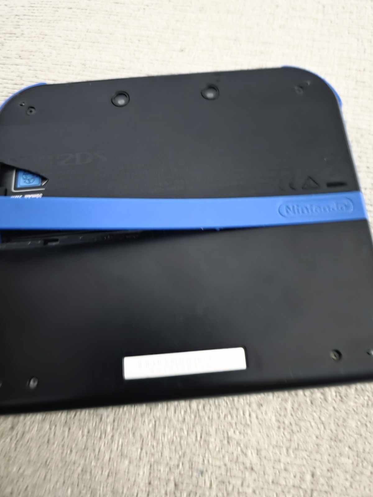 Nintendo 2DS Black/Blue Handheld Consol 4GB SD Card Tested Back Has Chipped Area