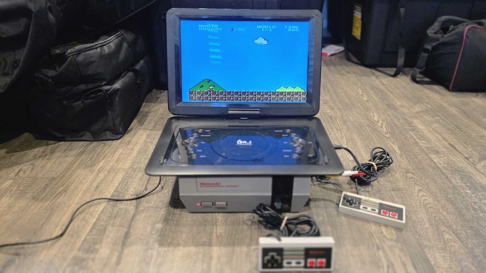 Nintendo NES System Gray w/ 2 Controllers, Zapper Light Gun, AV/Power, and Game!