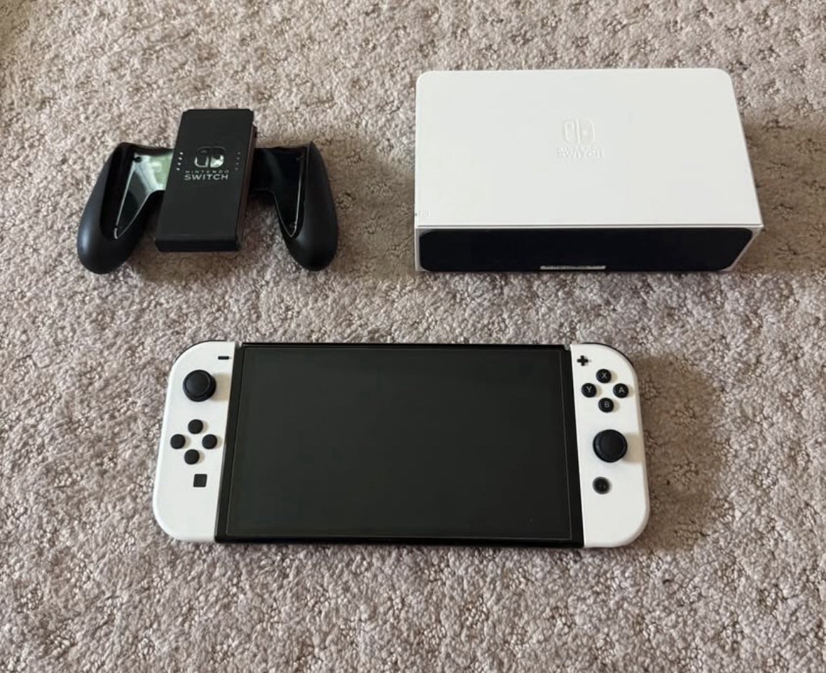 Nintendo Switch OLED Model – 64GB/White (HEGSKAAAA)