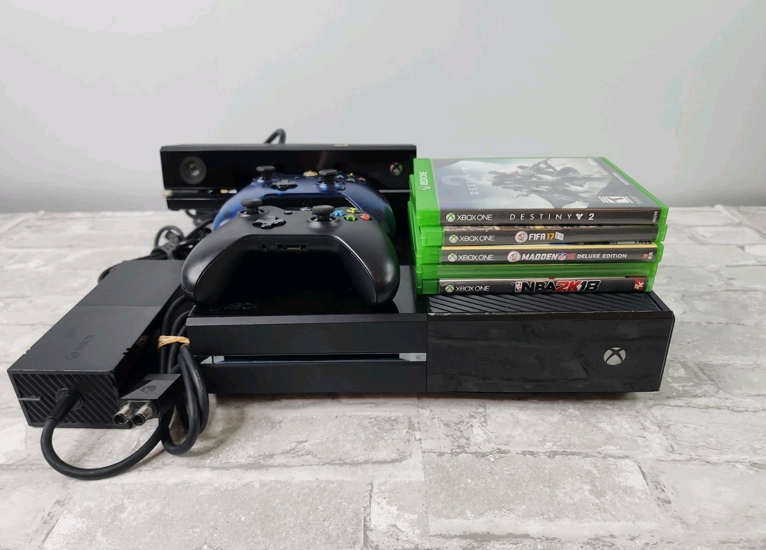 Microsoft Xbox One 1540 500GB Console Bundle Controllers & 7 Games Power Supply