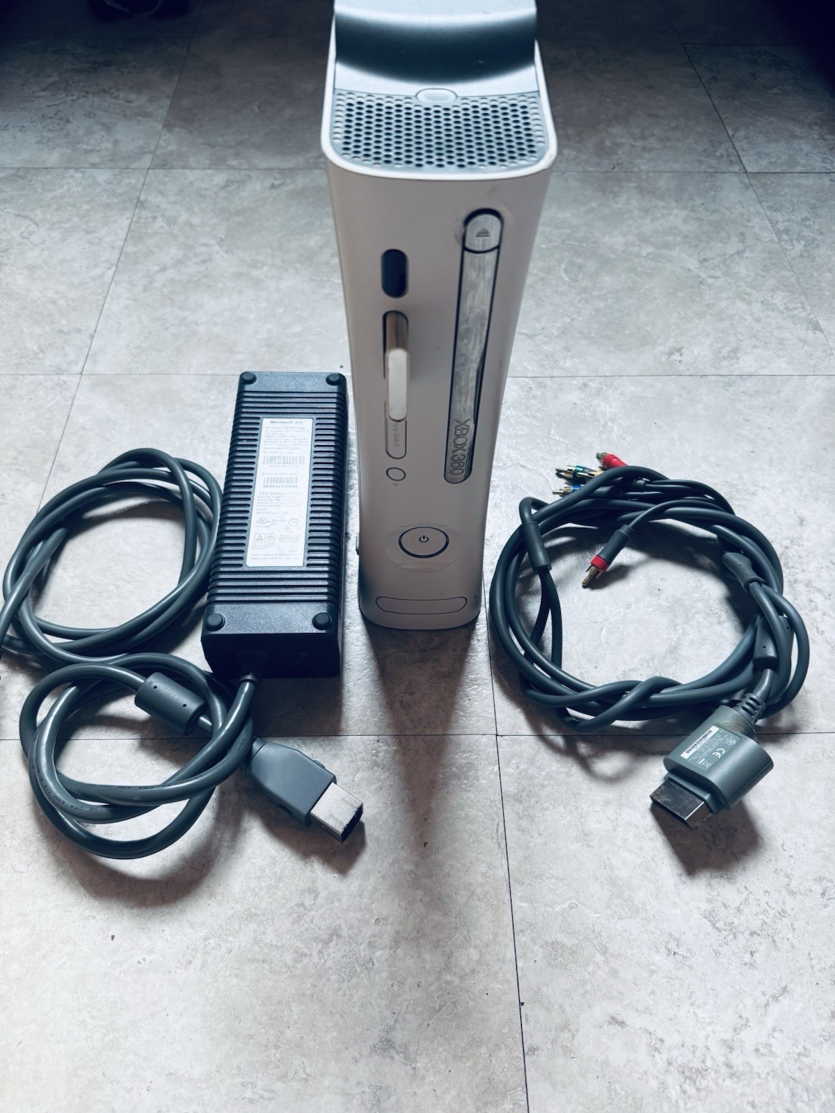 Microsoft Xbox 360 White Console HDMI 1080p NTSC-U/C 64MB w/ PSU AV Cable