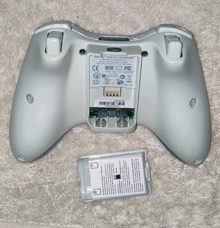 Microsoft Xbox 360 S, 250gb, 18 Games, 3 Controllers (Refur. Works) Read Desc!!