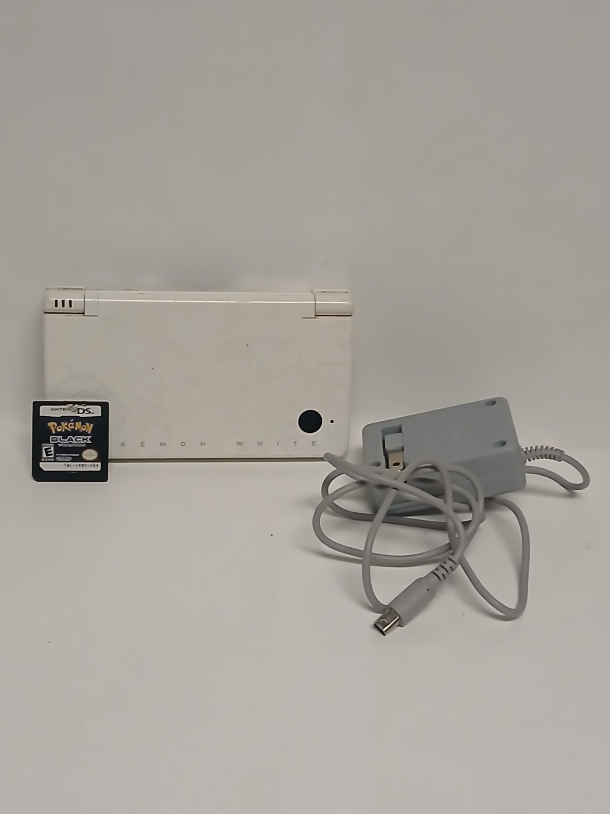 Nintendo DSi Pokémon White Edition Console + Pokémon Black Cartridge (Bundle)