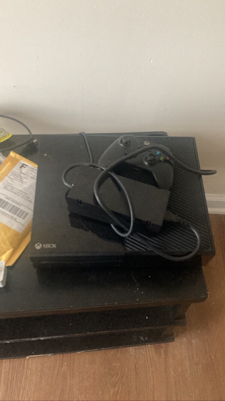 Microsoft Xbox One with Kinect 500GB Black Console – 7UV-00077