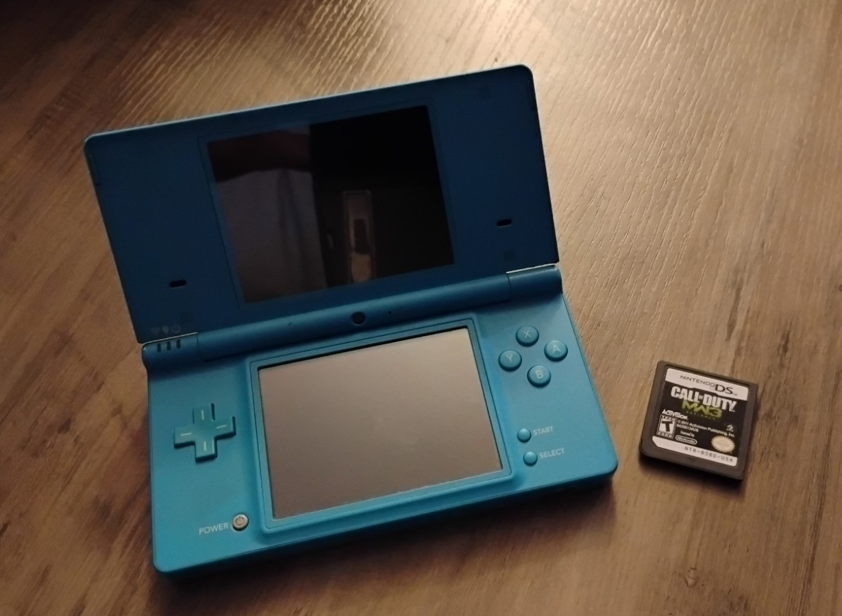 Nintendo DSi Blue Touchscreen Handheld System. w/ Call of Duty Modern Warfare 3