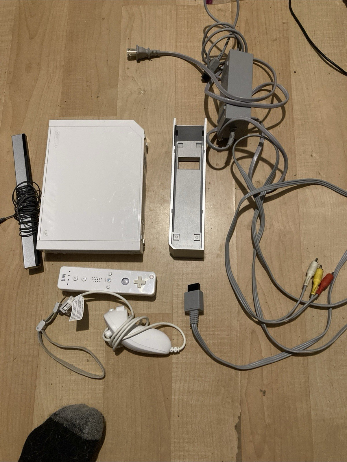Nintendo Wii White Console Comes with 1 Wii Remote and Nunchuck Tested