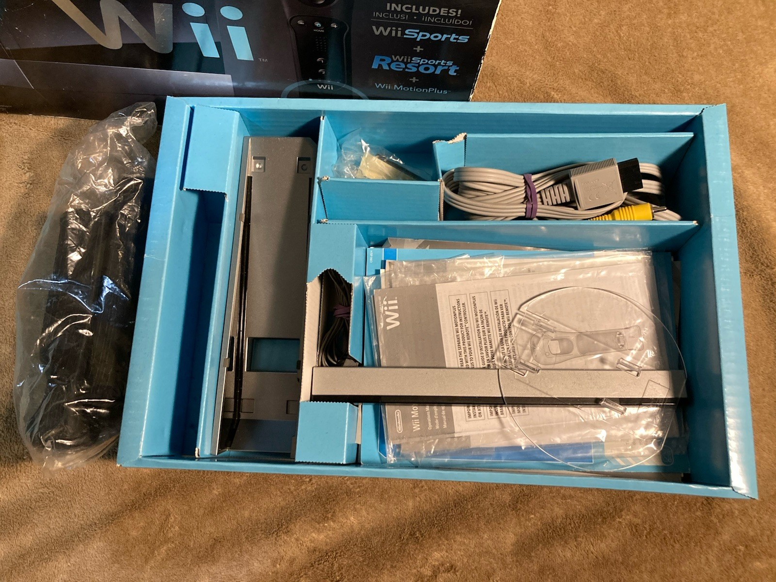 Nintendo Wii Console Wii Sports Resort Wii Remote Plus Bundle Black CIB Box