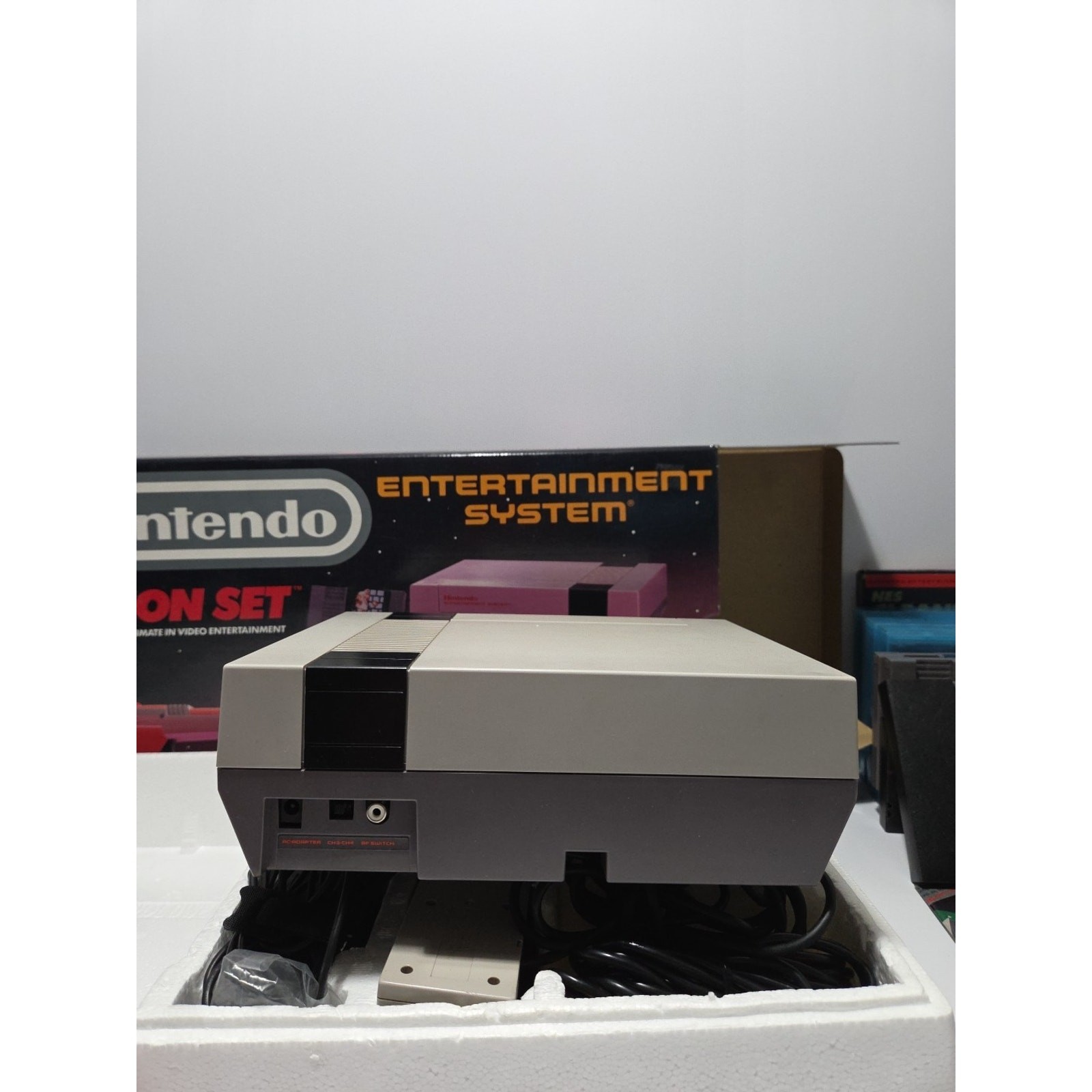 Nintendo NES Action Set Console CIB Zapper Controllers 15 Games Bundle