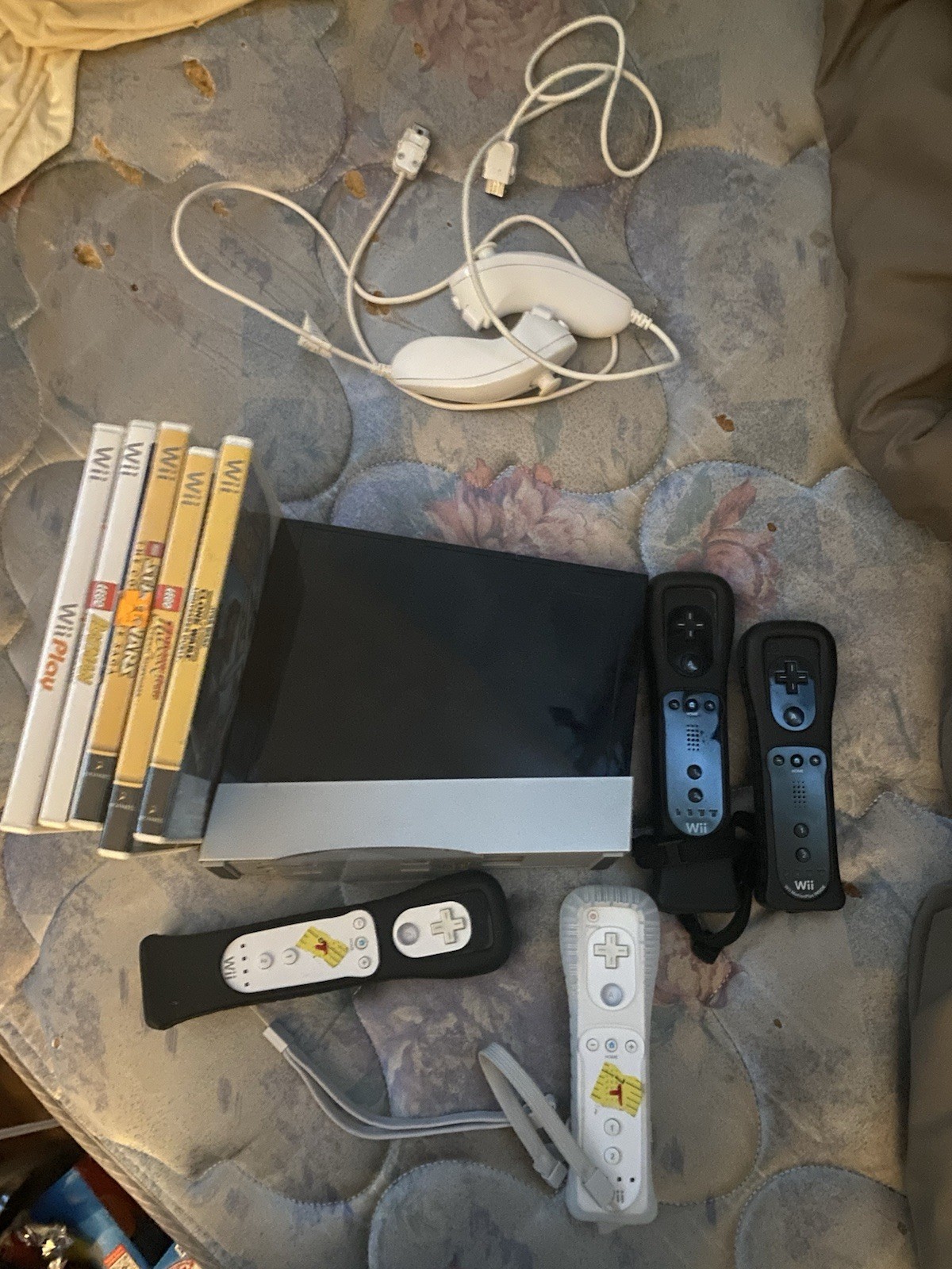 Black Wii Console Works Perfectly Has All Cords 4 Controllers 5 Games